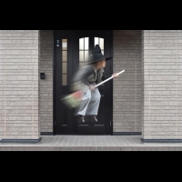 駁命搞笑錯位自拍被車壓、騎掃帚!90歲的日本攝影師網紅阿嬤玩上癮,開講座、出攝影集(多圖)