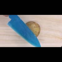 從馬鈴薯削皮開始製作的生物塑膠菜刀