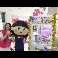 台南就業中心中秋徵才創新招　夾娃娃機送月餅