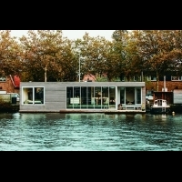 與水共生 運河上的漂浮別墅