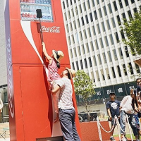 日本街頭，為什麼會出現42公里長的泡麵，3公尺高的可樂販賣機？