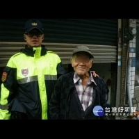 國慶日雨綿綿老翁路倒　員警協助護送返家