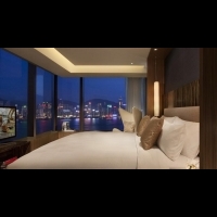 【維多利亞港就在窗前】７間香港夜景飯店，不用登上觀景台，直接坐覽港口美景...