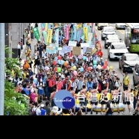 萬民創意裝扮稅改遊行　為「讓孩子留在台灣」發聲
