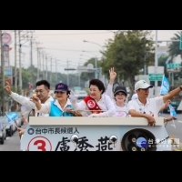 國民黨台中市長候選人盧秀燕豐原車隊掃街　支持者熱情喊「凍蒜」