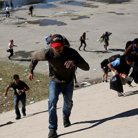 五百移民衝擊美墨邊境，卻換來美國的催淚彈