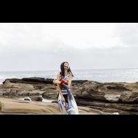 Erika 劉艾立穿洋裝、高跟鞋赴「恆春海岸」拍攝MV　攀爬海邊岩石、溯溪樣樣來