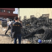 清運業者違法在廠房堆積1300噸廢光纖電纜　檢警環聯手查獲