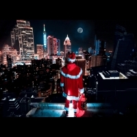 男星扮「聖誕老人」挑戰30層樓雙腳懸空拍攝　盼大家能記起兒時期待