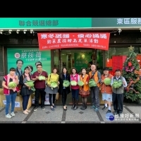 寒冬送暖　林俊憲與蔡筱薇媒合民間企業捐贈高麗菜做公益