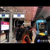 淡海輕軌首次跨年營運　3列車停月台倒數計時