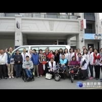 小草慈善會捐交通車　命名「君儒號」協助身障者