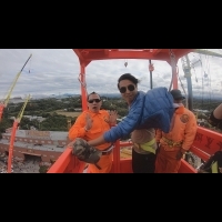 王少偉與混血美女探訪「新竹寶山」　登上10樓高的吊車「超風狂」
