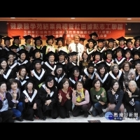台南市立醫院「健康醫學苑」結業　學員穿學士服開心畢業