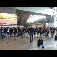 高鐵台中站傳天籟美聲　原聲童聲合唱團獻唱旅客驚喜
