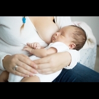 新生兒出生後12小時洗澎澎 親餵母乳易上手