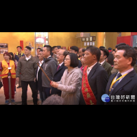 蔡英文造訪香山財神廟　逾兩千人排隊領紅包