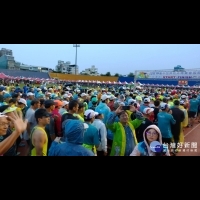 「花博馬拉松」開跑　1.5萬人雨中聆聽花開的聲音