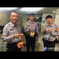 執行台灣燈會勤務　員警拿著燈籠「屏安豬」笑呵呵