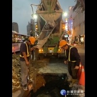 台南市區道路出現大破洞　工務局緊急修護明日開放通車