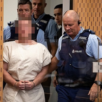 紐西蘭清真寺槍擊案嫌犯首度出庭受審，面露詭異笑容