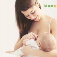 只餵母乳未營養均衡　小心幼童引發佝僂症