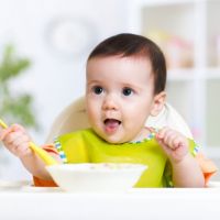 資深兒科醫師開講：如何訓練寶寶學吃飯？訓練有訣竅～1 歲半前是最好的時機！