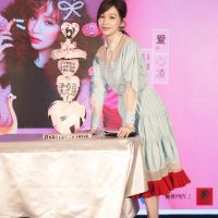王心凌粉藍洋裝亮麗出席記者會 宣布CYNDI LOVES 2SING 愛。心凌巡迴演唱會六月啟動