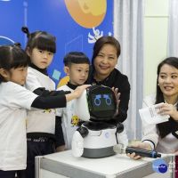 AI機器人「凱比同學」前進公幼　孩童熱烈迴響