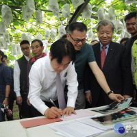 賴清德造訪埔心鄉舉行簽書會　支持者送粽子預祝他「心想事成」