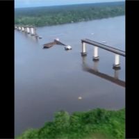 巴西渡輪撞斷跨河大橋 驚傳兩車墜河