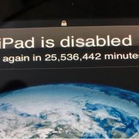 美國三歲童亂玩爸爸iPad 被鎖機48年