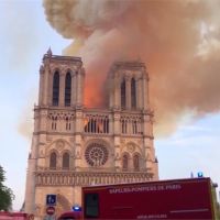 巴黎聖母院尖塔燒到坍塌 一消防員重傷