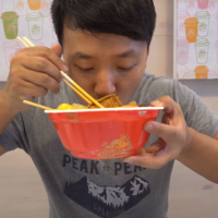 影／台灣小7「爆炸性勝利」！美國YouTuber狂嗑整間：沒吃過這麼好吃的