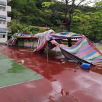 強風大雨　旗美高中帳篷倒塌造成8學生受傷