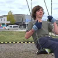 盪鞦韆拚世界紀錄 紐西蘭少年連盪33小時