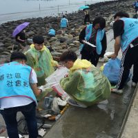 世界地球日淨灘關懷海洋 弘光師生用垃圾做畫籲減塑