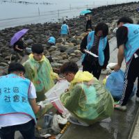 世界地球日淨灘關懷海洋　師生用垃圾做畫籲減塑