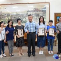 澎湖表揚模範公務員　賴峰偉頒發「典範」獎牌