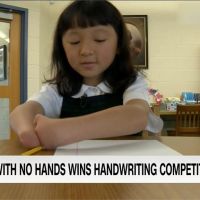 拿下英文草寫比賽冠軍 10歲女童卻沒有手
