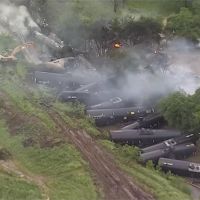 德州沃斯堡火車出軌燃燒 波及附近馬廄