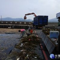 大量海漂垃圾流進漁港　新北持續進行清理作業
