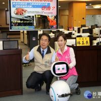 開啟AI新時代　南市議員請來「AI機器人」向市長陳情