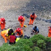 女子失足墜崖30公尺 搜救人員犯險登降救人