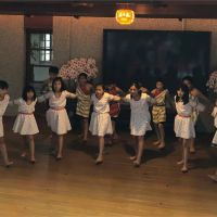 參訪花蓮靜思精舍 紅葉國小學生表演原民歌舞
