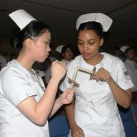 護理系學生步出校園 加冠儀式戴護士帽傳承責任
