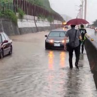 暴雨襲北台！金山濱海公路淹水 四車慘拋錨
