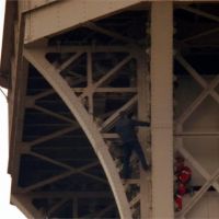 男子攀爬掛鐵塔逾6小時 艾菲爾鐵塔被迫關閉