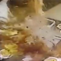 打火機掉進麻辣鍋 服務生打撈竟遭爆炸燙傷