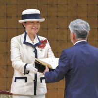 日本雅子皇后首次單獨執行公務 笑容燦爛